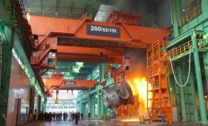 Metalurgi Overhead Casting Crane, digunakan untuk mengangkat tungku atau sendok