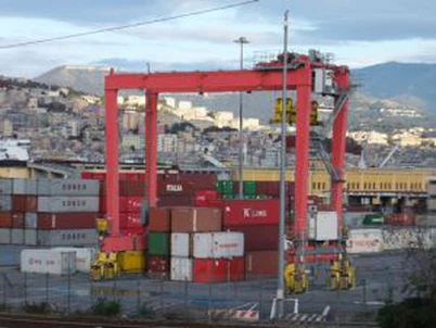Port halaman menggunakan kapal Gantry Crane